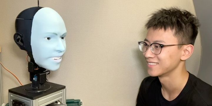 笑顔を事前に察知し、同時に微笑むロボット「エモ」