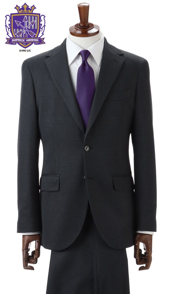 サンフレッチェ広島、NEW公式スーツの「レプリカ」登場！紫ネクタイと“相性最高”のネイビードット柄