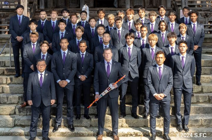 サンフレッチェ広島、NEW公式スーツの「レプリカ」登場！紫ネクタイと“相性最高”のネイビードット柄