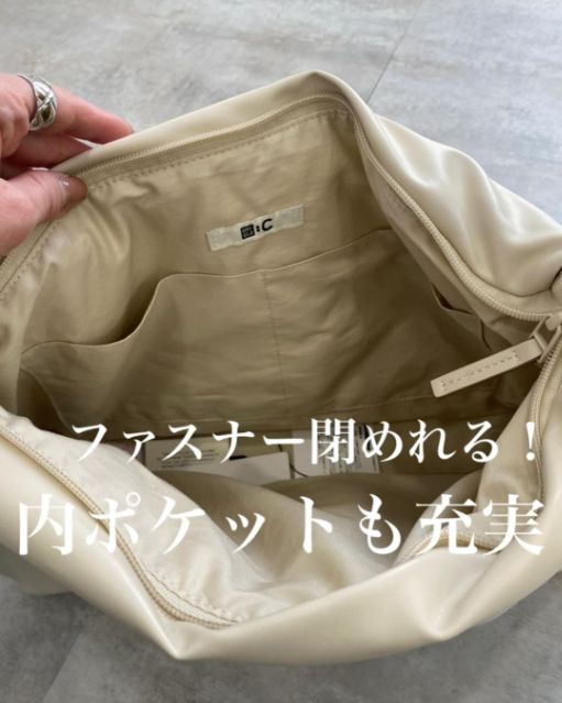 白のレザータッチパフィバッグの中身