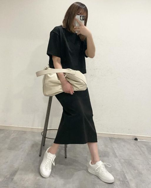 白のレザータッチパフィバッグを使用したコーデ