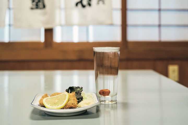 伊勢の酒場〈一月家〉のあじフライと、梅干し入りの焼酎のお湯割り
