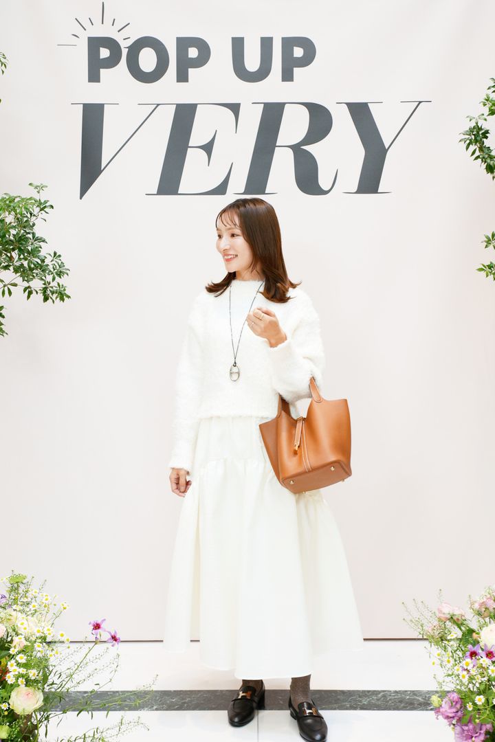 エルメスのローファーとバッグにH＆Mのトップスを合わせたホワイトコーデ。