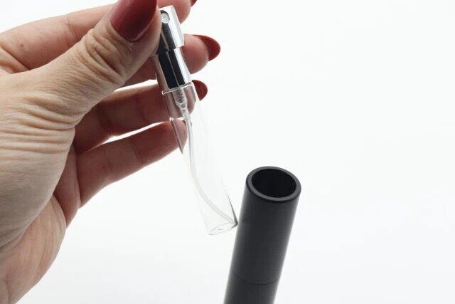 スリーコインズからGN アトマイザーガラス瓶を取り出す様子