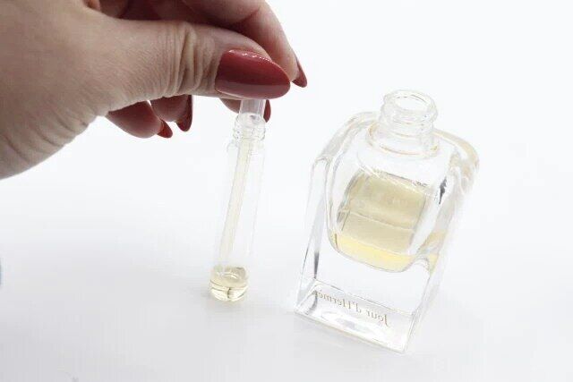 スリーコインズのGN アトマイザーに香水を移し替える様子