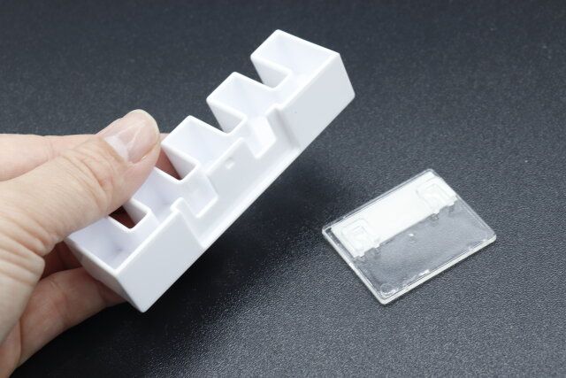 セリアの4本タイプの歯ブラシホルダーの本体と固定パーツ