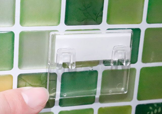 セリアの4本タイプの歯ブラシホルダーの固定パーツを壁に付ける