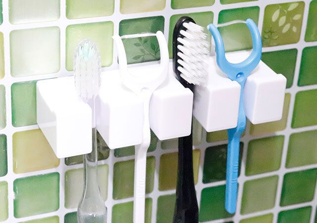セリアの4本タイプの歯ブラシホルダーに歯ブラシや糸ようじをつける