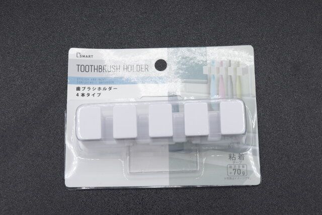 セリアの4本タイプの歯ブラシホルダーのパッケージ