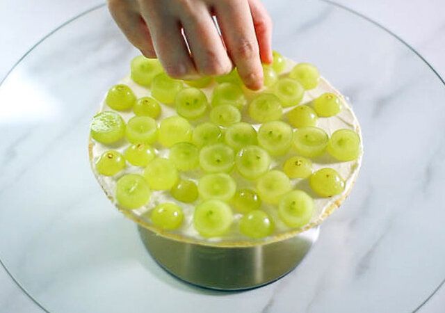 フルーツミルクレープ レシピ ミルクレープを組み立てる フルーツを並べる