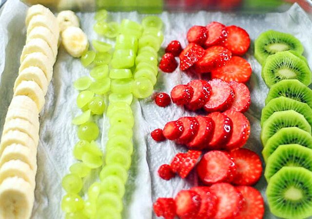 フルーツミルクレープ レシピ フルーツを切る