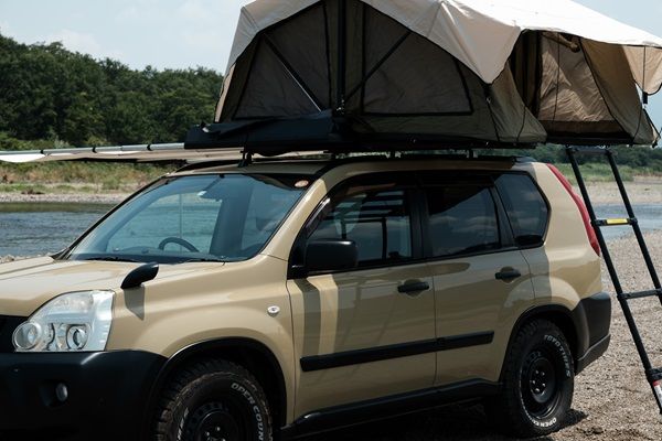 ミニマルなのに利便性が高すぎる変幻自在のルーフテントが優秀すぎた…！