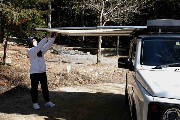 ミニマルなのに利便性が高すぎる変幻自在のルーフテントが優秀すぎた…！