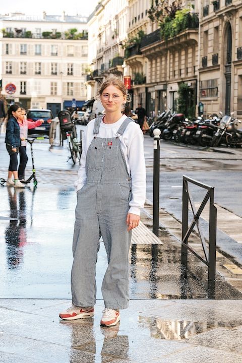 シンプルなオーバーオールのコーデはスニーカーに差し色をプラスして