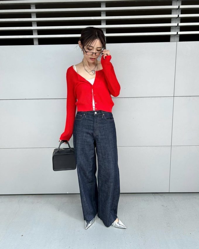 UNIQLO：Cのレッドの「レースラウンドネックショートカーディガン(長袖)」×ストレートジーンズ