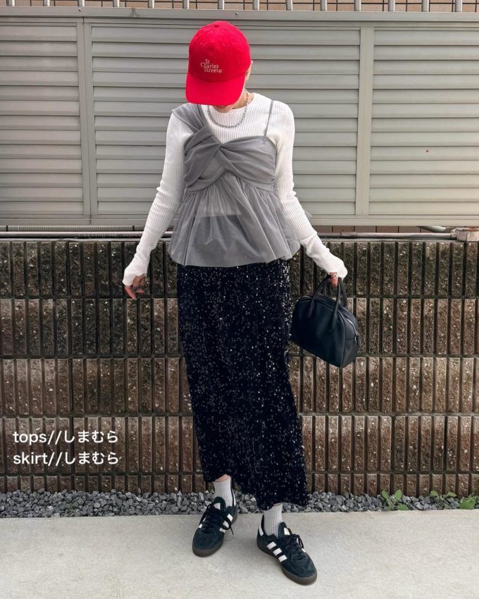 しまむらのグレーの「チュール変形キャミチュニック」×スパンコールナロースカート