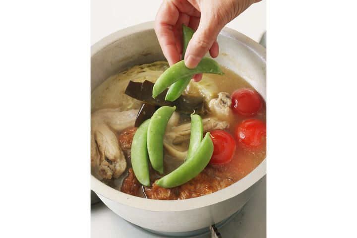 トマト、えんどうを加える