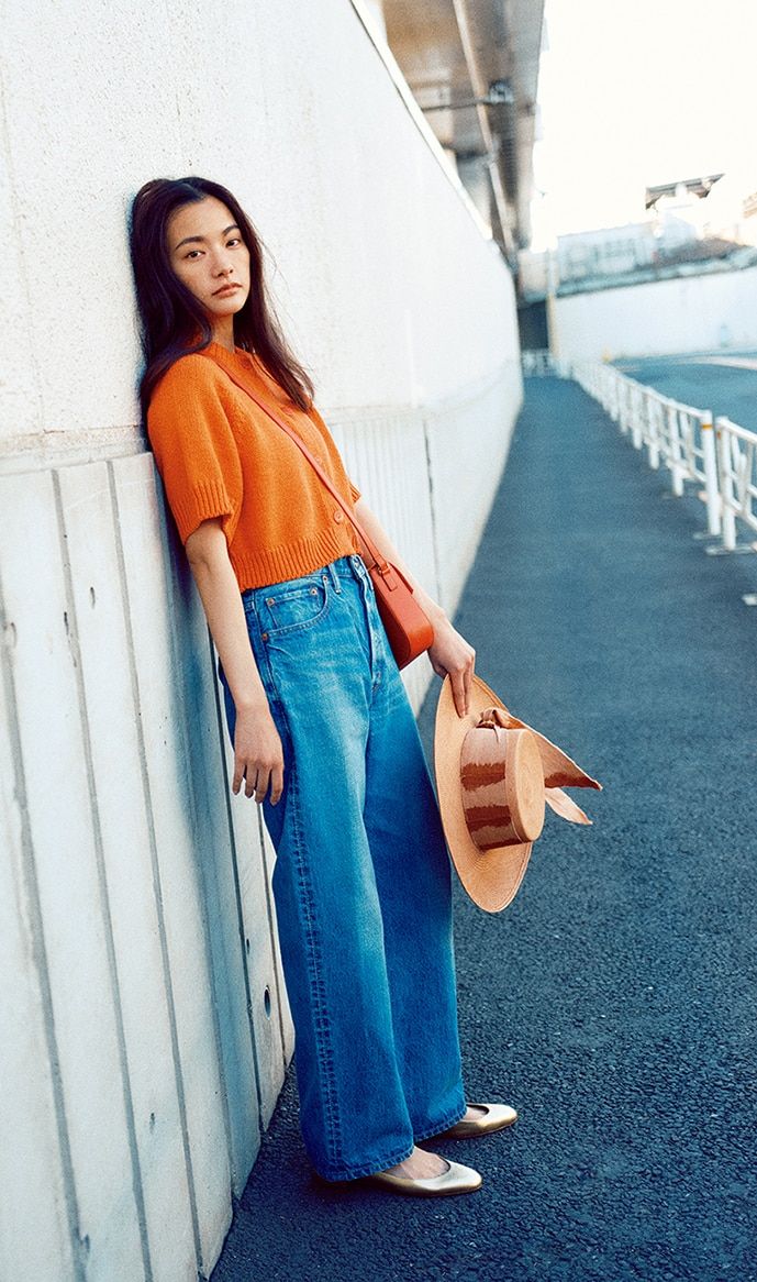 デニムパンツ￥30,800（ザ シンゾーン／シンゾーン 表参道本店） ニットカーディガン￥31,900（コルデラ／RHC ロンハーマン） バッグ￥79,200（デメリエール／トゥモローランド) シューズ￥100,100（フランチェスコ ルッソ／ロンハーマン） ハット（スタイリスト私物）