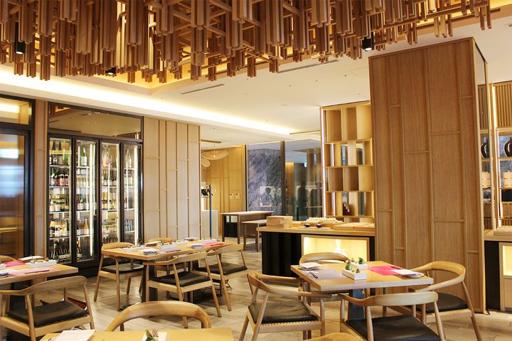 木のぬくもりを感じる店内