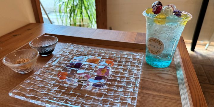 （左から）「水晶華餅」1200円、「フラワーソーダ」800円