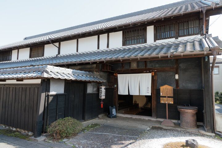 趣のある武家風のお屋敷で、提灯の塗り絵体験が楽しめる、愛知・犬山の「提灯工房&カフェ みな蔵」