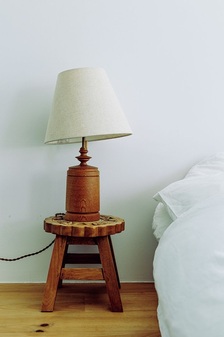 べッド横のライトは稲熊家具製作所のもの