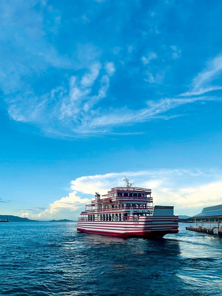 赤と白のしま模様がレトロでかわいいフェリー「めおん」