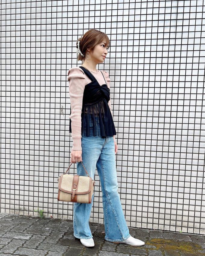 しまむらのブラックの「チュール変形キャミチュニック」×フレアデニムパンツ