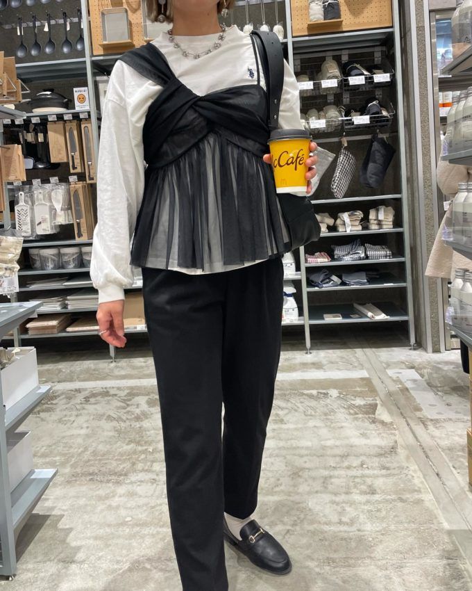 しまむらのブラックの「チュール変形キャミチュニック」×テーパードパンツ