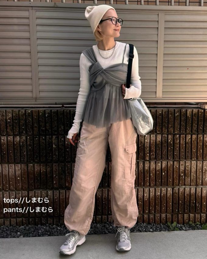 しまむらのグレーの「チュール変形キャミチュニック」×カーゴパンツ