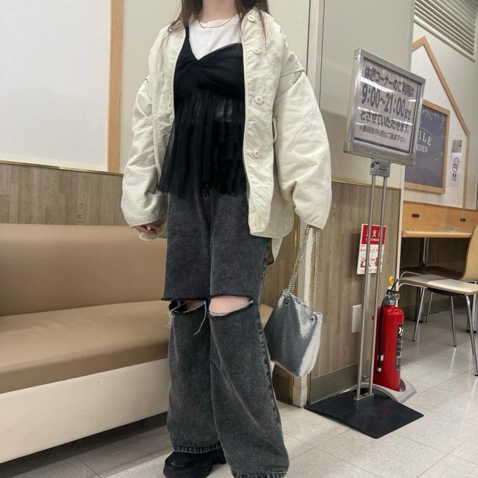 しまむらのブラックの「チュール変形キャミチュニック」×クラッシュデニムパンツ