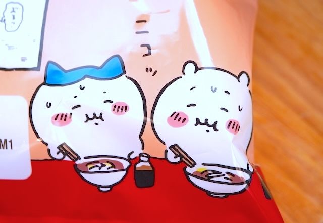 ちいかわたちがラーメンを食べているところ