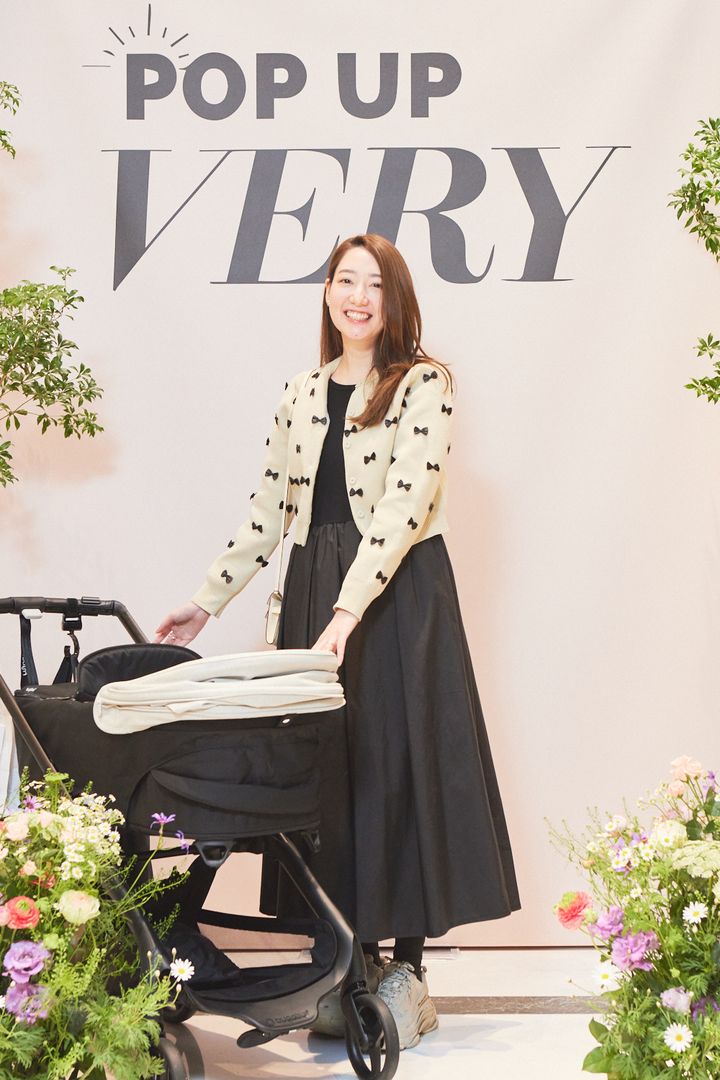 バレンシアガのスニーカーにregleamのワンピースとアメリヴィンテージのアウターを合わせたコーデ。