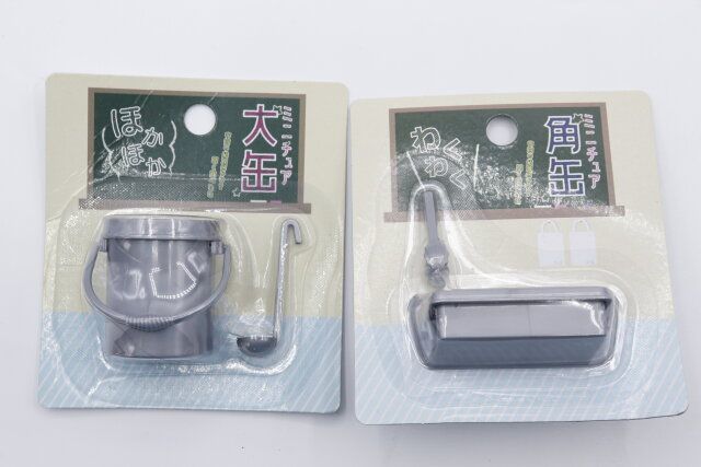 セリアのミニチュア 大缶とミニチュア 角缶のパッケージ