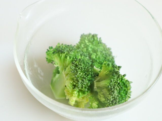ブロッコリーとチーズのスコーン レシピ ブロッコリーをレンチンして刻む