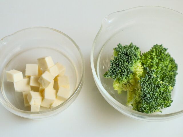 ブロッコリーとチーズのスコーン レシピ ブロッコリーとチーズを切る