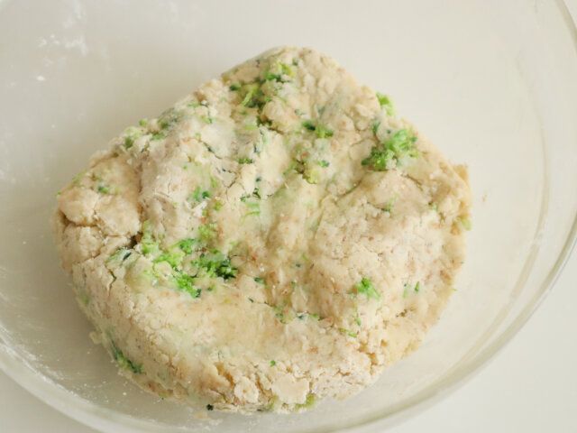 ブロッコリーとチーズのスコーン レシピ ブロッコリーを加えて混ぜる