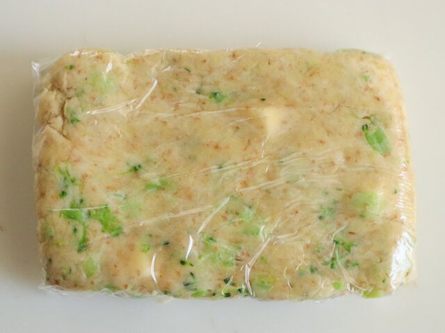 ブロッコリーとチーズのスコーン レシピ ラップで包み冷蔵庫で休ませる