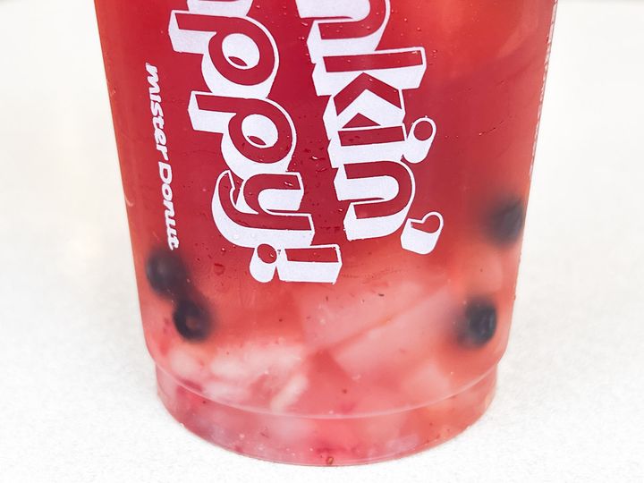 ストロベリーやブルーベリーの果肉が入った「台湾粉粿フルーツティ ピーチ＆ミックスベリー」