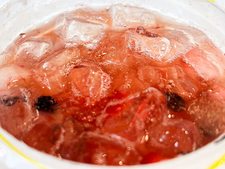 氷がたっぷり入った「台湾粉粿フルーツティ ピーチ＆ミックスベリー」