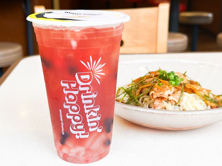 「台湾粉粿フルーツティ ピーチ＆ミックスベリー」と「豚肉と根菜の甘辛涼風麺」