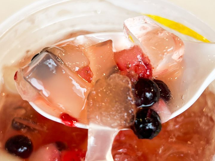 スプーンですくったフルーツと粉粿