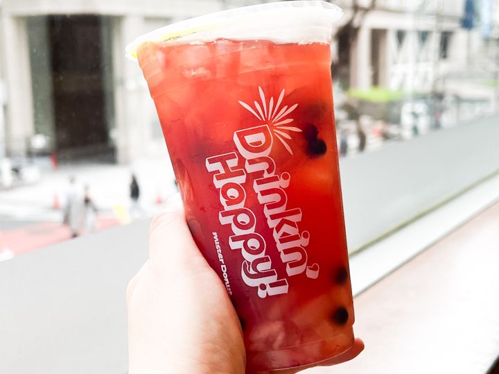 手に持った「台湾粉粿フルーツティ ピーチ＆ミックスベリー」