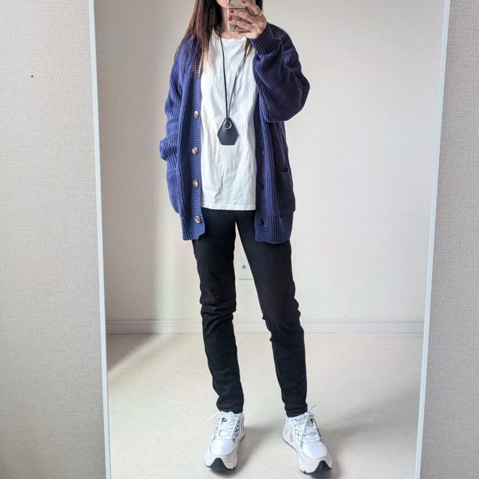 GUメンズのブラックの「レザーキーネックレス」×スキニーパンツ