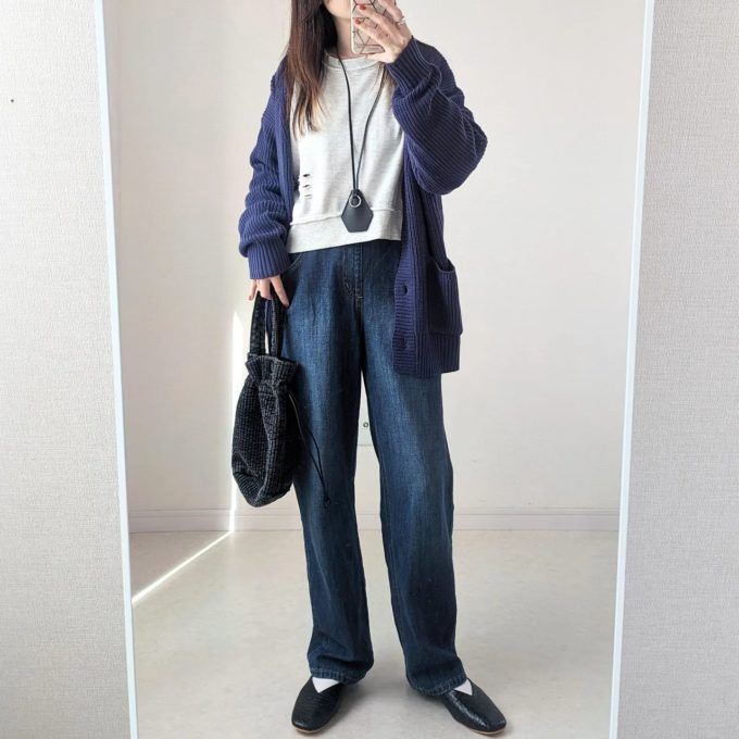 GUメンズのブラックの「レザーキーネックレス」×ストレートデニムパンツ