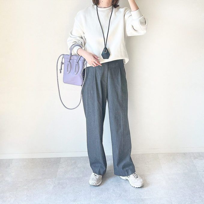 GUメンズのブラックの「レザーキーネックレス」×タックワイドパンツ