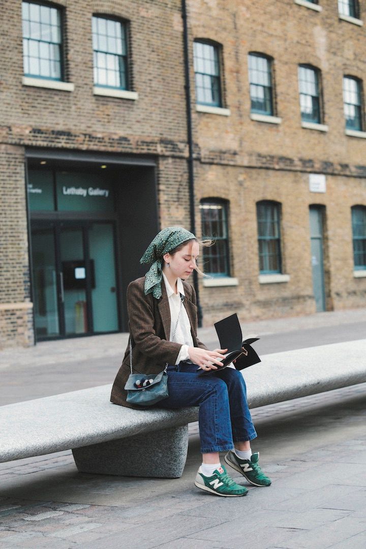 デニムのシンプルコーデは小物をグリーンで揃えて統一感をアップ