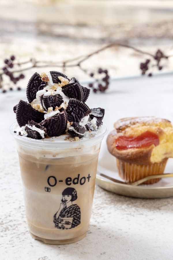 滑らかなクリームとザクザクしたクッキーの食感が楽しいオレオクッキーラテは、ホット770円、アイス825円。ドリンクはすべてテイクアウトOKです