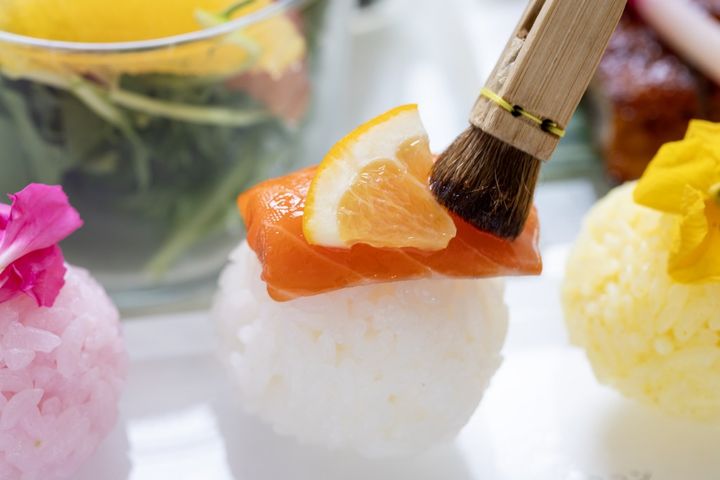 醤油は透明な白醤油を刷毛で塗るスタイル。彩りを楽しみながらいただけます