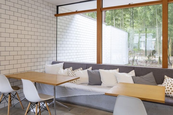 ソファ側からも、椅子側からも、外の風景が眺められます